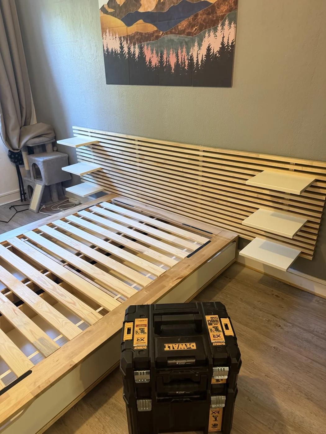 Lit en bois avec tête de lit et tablettes — réalisation de Bilel pour Brince