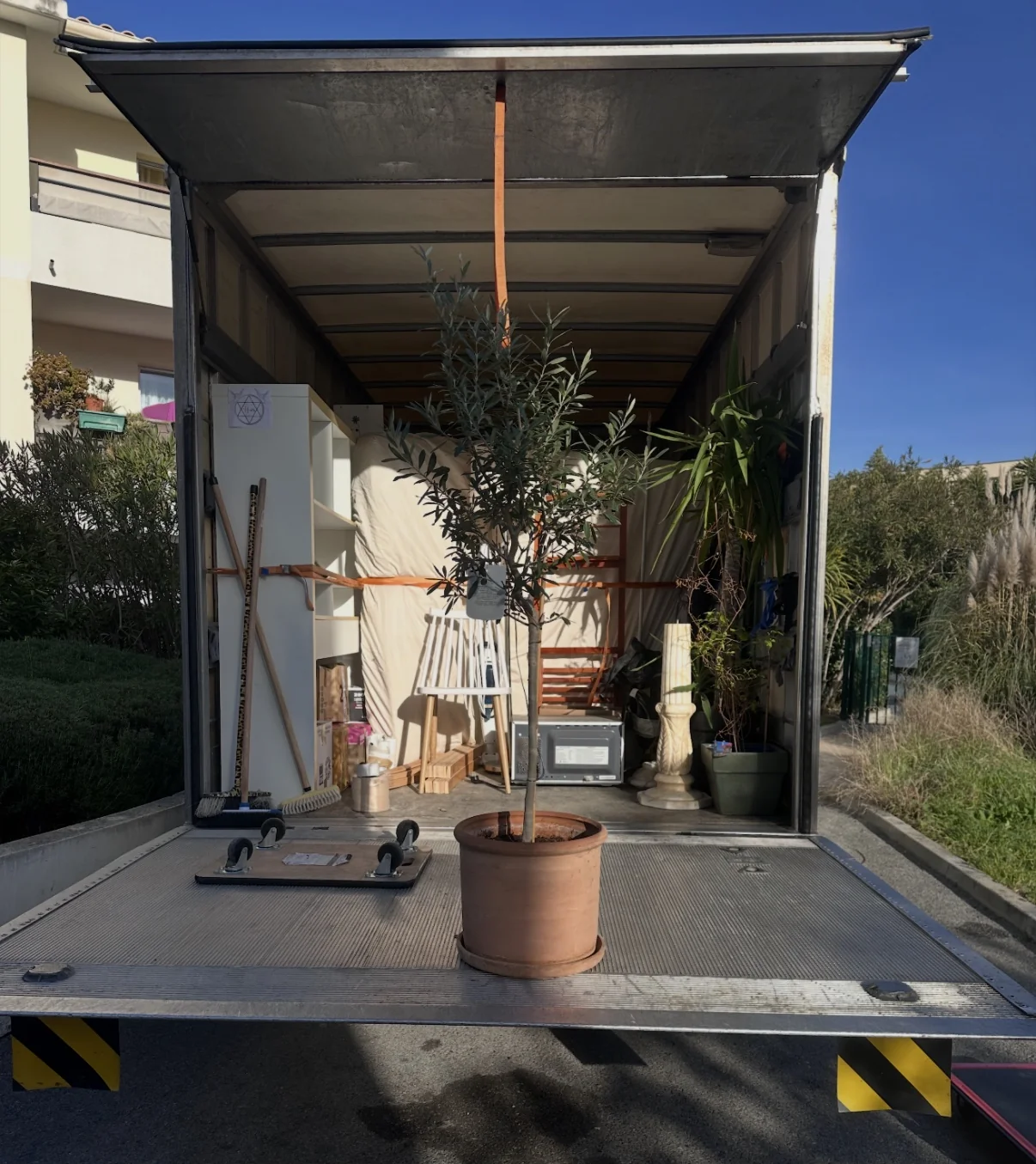 Mobilier protégé et sanglé dans le camion — réalisation de Bilel pour Brince